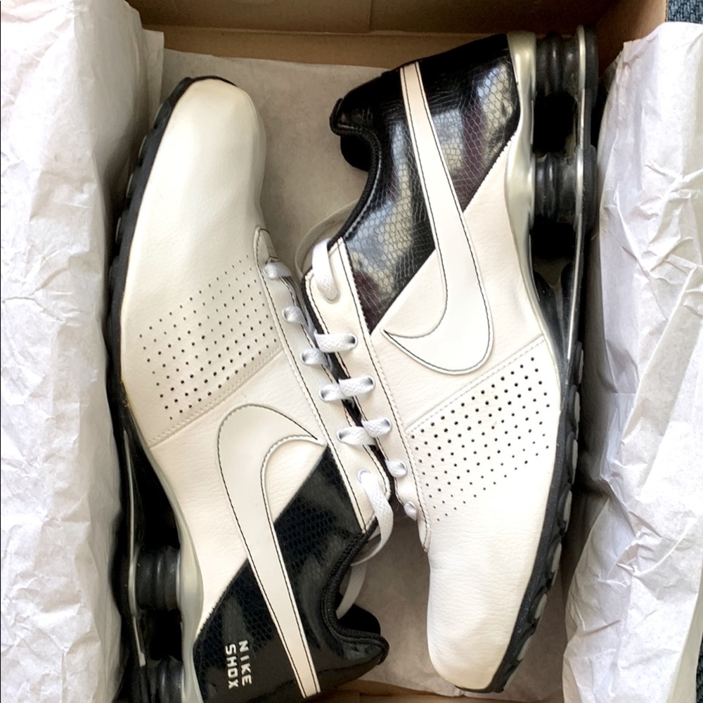 NIKE SHOX DELIVER SNEAKER SHOE BLACK & WHITE LIKE NEW CONDITION SOLD IN 2010